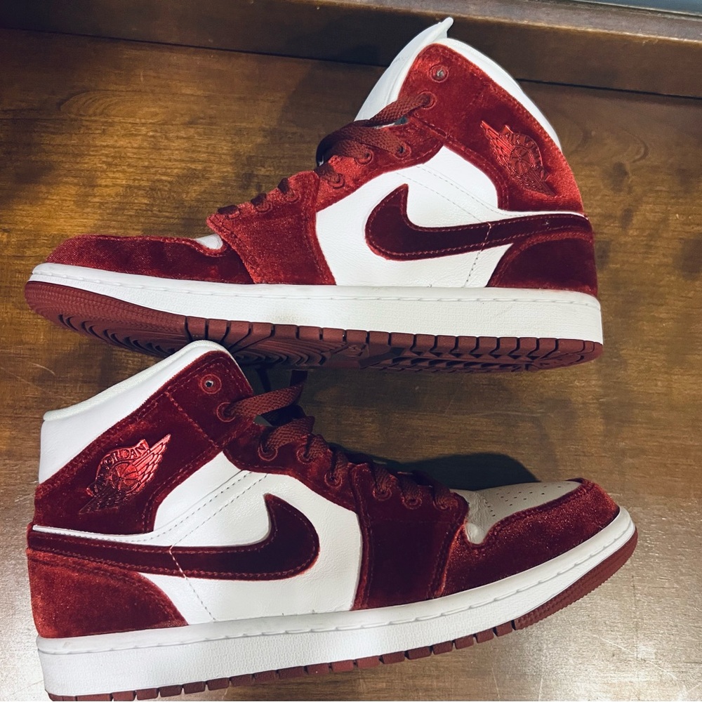 Jordan 1 red and white Athletic Shoes